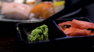 Zencefilli wasabi Japon Sushi Rolls-up 'ı hareket ediyor. Philadelphia 'da çeşit çeşit suşi. Wasabi, zencefil, kaydırma hareketi. Yüksek kalite 4k görüntü