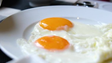 Tabakta iki sahanda yumurta, yakın çekim. Yüksek kalite 4k görüntü