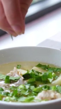 Aşçı çorbanın üzerine erişte ve yumurta serpiyor. Yemeği bitiriyorum. Restorandaki menü. Makarna çorbasına otlar serpin.