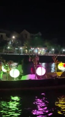Turistli tekneler ve akşamları Vietnam 'ın Hoi An kentindeki nehirde fener festivali. Vietnam Hoi 08.06.2025