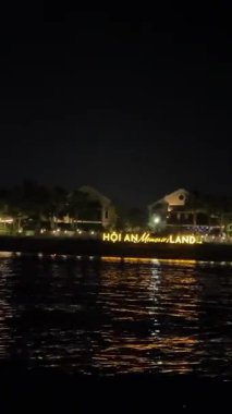 Geceleri Hoi An Kadim Kasabası 'nın insansız hava aracı görüntüsü turistlerle, renkli fenerlerle ve nehirdeki teknelerle dolup taşıyor. Seyahat, turizm ve kültürel görseller için mükemmel. Vietnam Hoi 08.06.2025