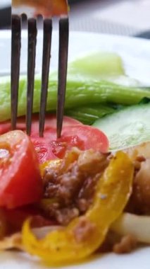 Sulu sebzeler, çıtır pastırma ve ızgarada taze salata. Taze yemek, iştah ve yemek pişirme becerileri kavramı. Yüksek kalite 4k görüntü