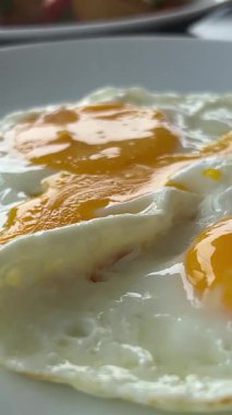 Tabakta iki sahanda yumurta, yakın çekim. Yüksek kalite 4k görüntü