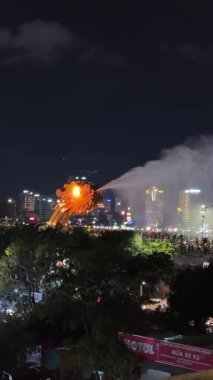 Han Nehri ve Ejderha Köprüsü trafiğini filme alan turistlerin fotoğraflarının çekildiği bir kafede balkondaki insanlar Vo Van Kiet caddesine ve Son Tra Vietnam 'daki gece marketine gidiyorlar. 