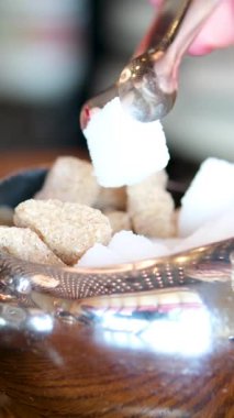 Kısa dikey video klipler. Küçük, dikey video klipsli çaylar, şekerli sütler, sütlü kahve, şekerli küp şekerler, güzel video reklamlı yemek reklamları, lüks otel kahvaltısı.