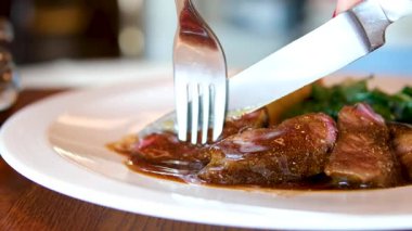 Soslu ızgara biftek, ıspanak ve lahana salatası. Sağlıklı yiyecekler. Biftek ıspanak sosu