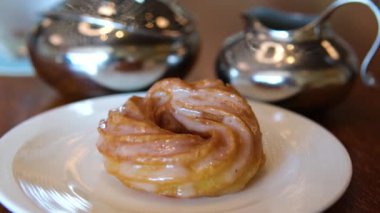 Fındıklı tart kabuğuyla kaplanmış, beyaz tabakta sunulan ve bayram partileri için mükemmel taze tatlılar ve fındıklı tatlı ziyafetler için mükemmel. 4k