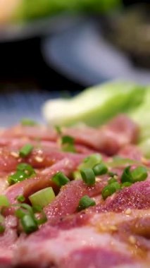 Biftek Etleri Döner Arkaplan. Raw Beef Ribeye Video Arkaplanını Kapat. Yemek Konsepti. Izgara et hazır. Yüksek kalite 4k görüntü