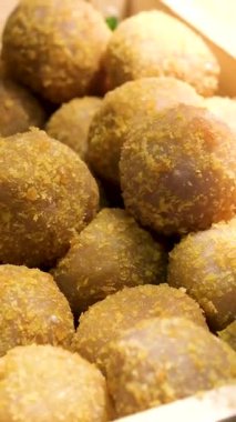 Brezilya aperatifi. Peynir topları dumanla masada. - Evet. Yüksek kalite 4k görüntü