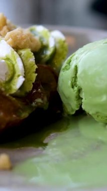 Dondurma kibrit yeşili waffle kreması, çatalla tatlı yiyor. Yüksek kalite 4k görüntü