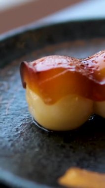 Tatlı soya soslu Dango pirinç keki. Dango masada yuvarlanıyor. Yüksek kalite 4k görüntü
