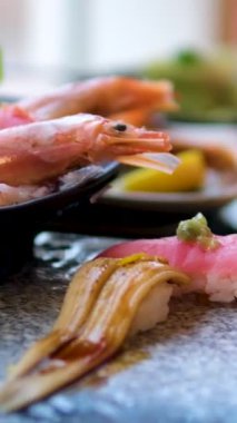 Etkili bir sashimi ve deniz ürünleri gösterisi. Yüksek kalite 4k görüntü