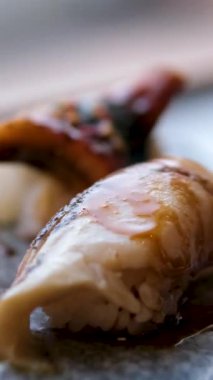 Soya soslu suşi ruloları ve yakın plan siyah tepside zencefil servis ediliyor. Japon mutfağı. Yüksek kalite 4k görüntü