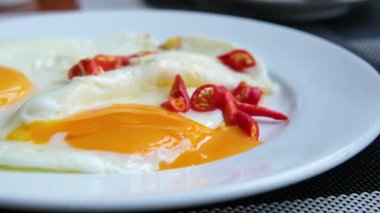 Sağlıklı sebzeli yumurta omleti, yanında beyaz tabakta acılı sos. Biberli yumurta tabağı.