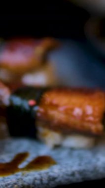 Yumurta garnitürlü yılan balığı. Taze deniz ürünleri tabakları yakın çekim. Yüksek kalite 4k görüntü