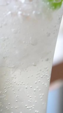 Sıcak bir günde Tazeleyici Yeşil İçki Taze Bir Uzun Bardakta Güzelce sunuldu. Çözünür tablet, vitamin ve mineraller. Yüksek kalite 4k görüntü