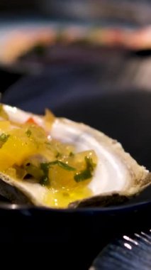 Nanning, Guangxi, Çin 'deki istiridye helal pirinç erişte dükkanı için peynir sosu pilav eriştesi yapmakla meşgul. Yüksek kalite 4k görüntü