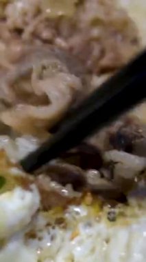 Biftek ve sosla birlikte pirinç üzerine serpiştirilmiş sahanda yumurta sarısı. Yüksek kalite 4k görüntü