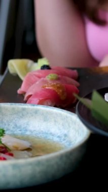 Pattaya, Chonburi, Tayland - 02 Ocak 2025: Pattaya 'da günbatımında deniz ürünlerinin tadını çıkaran arkadaşlar. Yüksek kalite 4k görüntü