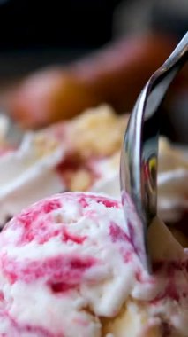 Muz dilimli çatal kaşık dondurma. Çilek Kırmızısı