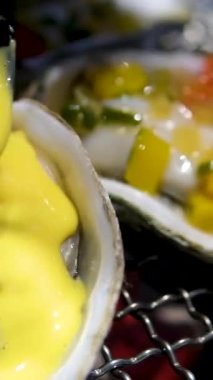 İstiridye tavası için peynir sosu ızgara istiridyeyi gösteriyor, yakın çekim. Yüksek kalite 4k görüntü