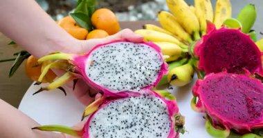  Meyve tabağında ejderha meyvesi, kivi, ananas ve çeşitli taze tropikal meyveler, canlı ejderha meyveleri tabağı, ejderha meyvesi görsel çekiciliği arttırır, tropikal tazelik. Yüksek kalite