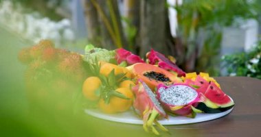  Meyve tabağında ejderha meyvesi, kivi, ananas ve çeşitli taze tropikal meyveler, canlı ejderha meyveleri tabağı, ejderha meyvesi görsel çekiciliği arttırır, tropikal tazelik. Yüksek kalite