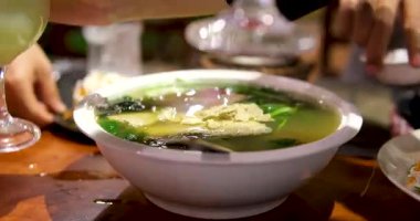 Yengeç çorbası karpuz insanların ellerinin yediği Rice Asia Vietnam restoranında. Yüksek kalite 4k görüntü