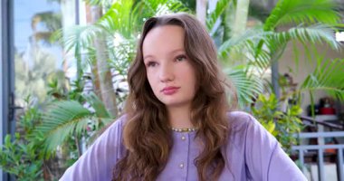 Asya 'daki genç beyaz bir kızın portresi gri arka planda botoks yaptırdıktan sonra V şeklindeki yüzünü gösteriyor. Güzellik derisi kavramı. Yüksek kalite 4k görüntü