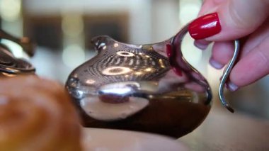 Kahvaltı setinde süslü detaylar, kıvrımlı şeker ve süt kristalleri, gümüş tepside dinlenen incirler, kristal kasedeki ahududular ve beyaz porselen bardaklar yer alıyor. Yüksek kalite 4k 