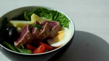 Sebze salatalı ve yumurtalı ton balığı. Yüksek kalite 4k görüntü