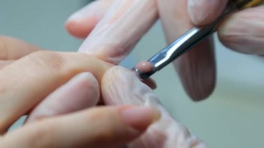 Yakın plan tanınmayan kadın manikürcüsü bir Spa Güzellik Salonunda müşteriye hizmet ediyor. Kadın Vücut ve Tırnak Bakımı. Hizmet sektöründe çalışma kavramı. Dikey video. Yüksek kalite 4k görüntü