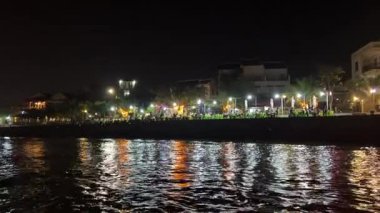 Quang Nam Eyaleti 'ndeki antik UNESCO Dünya Mirası renkli fener teknelerinin nehirde yüzdüğü popüler bir turistik merkezdir. Vietnam Hoi 08.23.2025