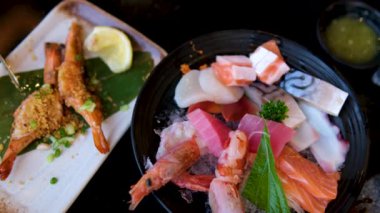 Karides, Tamago ve çeşitli balıklarla çeşitli suşi tabakları. Yüksek kalite 4k görüntü