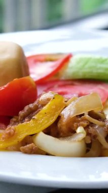 Sebze salatası domates, salatalık, marul, yeşil yaprak marul, soğan mezesi taze sebze, gurme yemek arka plan kırsal yemek fotokopi alanı keto ve paleo diyeti vejetaryeni..