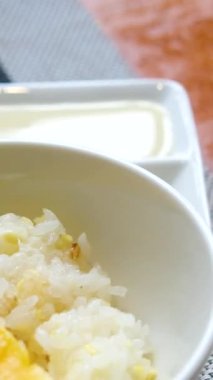 Olgun Mango Yapışkan Pirinç ve Hindistan cevizi sütü otantik Tayland tatlıları. Yüksek kalite 4k görüntü