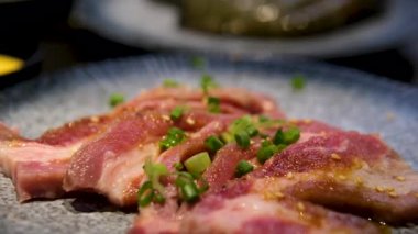 Pişirmeden önce çiğ biftek hazırlıyorum. Taze, baharatlı eti yakın plan ızgara ya da tavaya hazır et, leziz biftek hazırlama dokusunu ve kalitesini ön plana çıkarıyor..