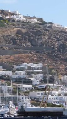 Mikonos Yunanistan 'ı, güzel Ege Denizi' ne karşı ikonik beyaz binalar ve kubbelerle baş döndürücü bir deneyim yaşayarak, manzaralı güzellik ve keşif aşıkları için mükemmel bir yer haline getirdi..