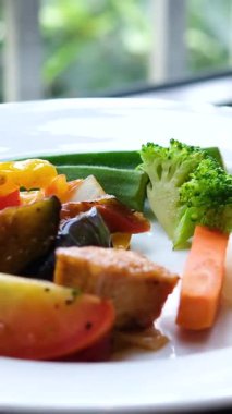 Beyaz bir tabak kapari havuç patlıcan yeşilliği balkonda akşam yemeği kahvaltısı sağlıklı vejetaryenlik. Yüksek kalite 4k görüntü