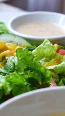 Taze Salata Giydirmek: Yeşiller ve Salatalıklar Üzerine Yağlı Zeytinyağının Yakın Çekimi. Yüksek kalite 4k görüntü