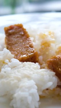 Pirinç yağlı tavuk körili tavuk tikka masala baharatlı et masada bir kasede taze lezzetli gurme yemek arka planda rustik gıda üst görünüm fotokopi alanı. Yüksek kalite 4k görüntü