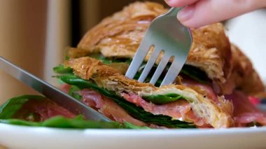 Kahvaltıda kızarmış glütensiz soslu Panini Sandviçi. Krem peynir ve füme somon. Yüksek kalite 4k görüntü