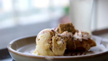 Dondurmacıda iki sıra rengarenk dondurma seçimi var. Yüksek kalite 4k görüntü