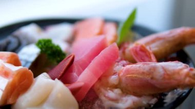 Dilimlenmiş ton balığı ve salatalık ve karides garnitürlü somon balığı. Yüksek kalite 4k görüntü