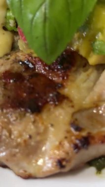 Nane yaprağında leziz bir biftek salatası sosu fesleğeni. Yüksek kalite 4k görüntü