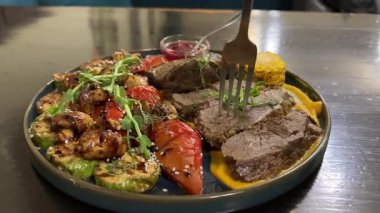 Beyaz tabakta kızarmış et, balzamik sirke, yeşil fasulye ve roka. Tabak. Sığır eti. Pişirilmiş. Biftek. Kızarmış. Lezzetli. Bulaşık. Kızartma. - Öğle yemeği. Kızarmış. Salata. Gurme. Yüksek kalite 4k