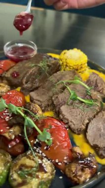 Beyaz tabakta kızarmış et, balzamik sirke, yeşil fasulye ve roka. Tabak. Sığır eti. Pişirilmiş. Biftek. Kızarmış. Lezzetli. Bulaşık. Kızartma. - Öğle yemeği. Kızarmış. Salata. Gurme. Yüksek kalite 4k