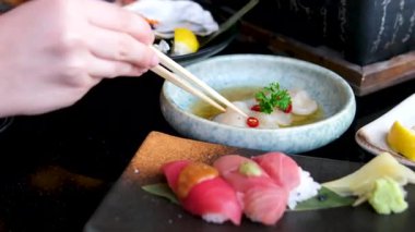 Kore usulü saşimi taze otlar, acı sos ve sarımsakla servis edilir. Lokantalar çiğ balığı marulla sarıp eşsiz, dengeli bir tat için canlı tatlar ekliyorlar. Çiğ gıda konsepti..