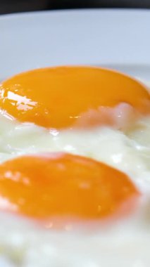 Tabakta iki sahanda yumurta, yakın çekim. Yüksek kalite 4k görüntü