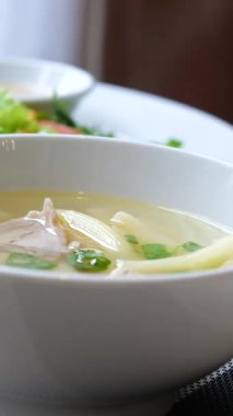 Hindistan cevizi sütü, maydanoz ve baget soslu mantar çorbası. Kırmızı içecek çorbası, erişte salatası, patates ve et. Restoranda lezzetli bir öğle yemeği.